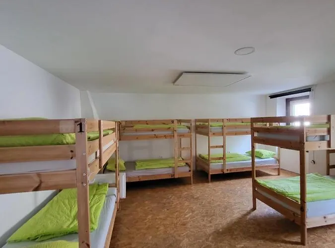 Bus Station Beds 布莱德