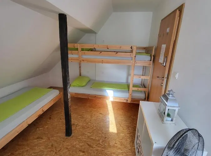 旅馆 Bus Station Beds 布莱德