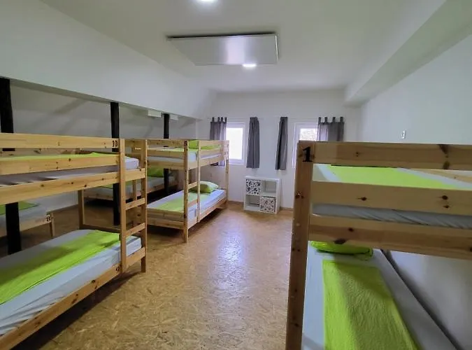 Bus Station Beds 布莱德