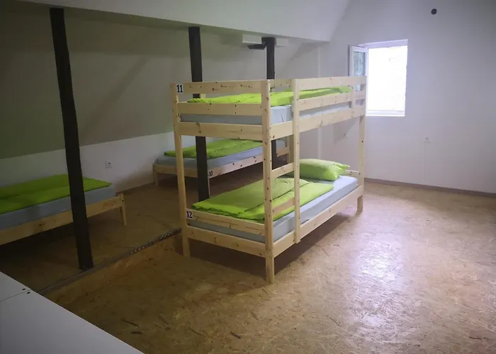 Bus Station Beds 布莱德